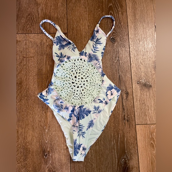 Frankie’s Bikinis Poppy One Piece Hawaiian Mist Cheeky Size Medium - Picture 3 of 6